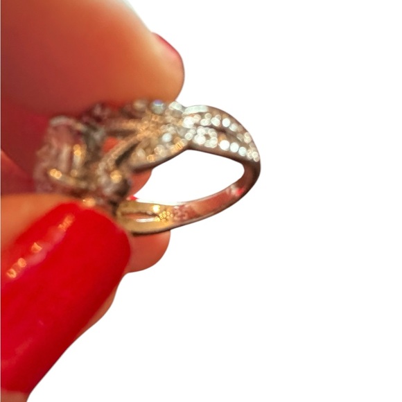 Elegant Silver Ring with Clear Diamond Gemstone - Picture 4 of 5